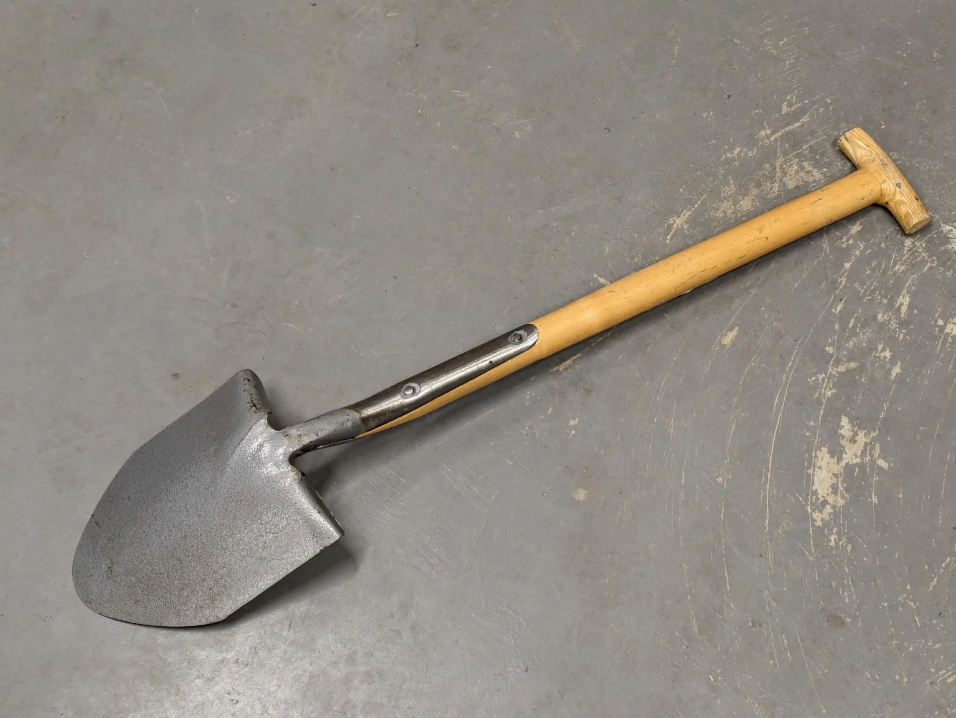 Bulldog 3 ft General Service Shovel - Dated 1996