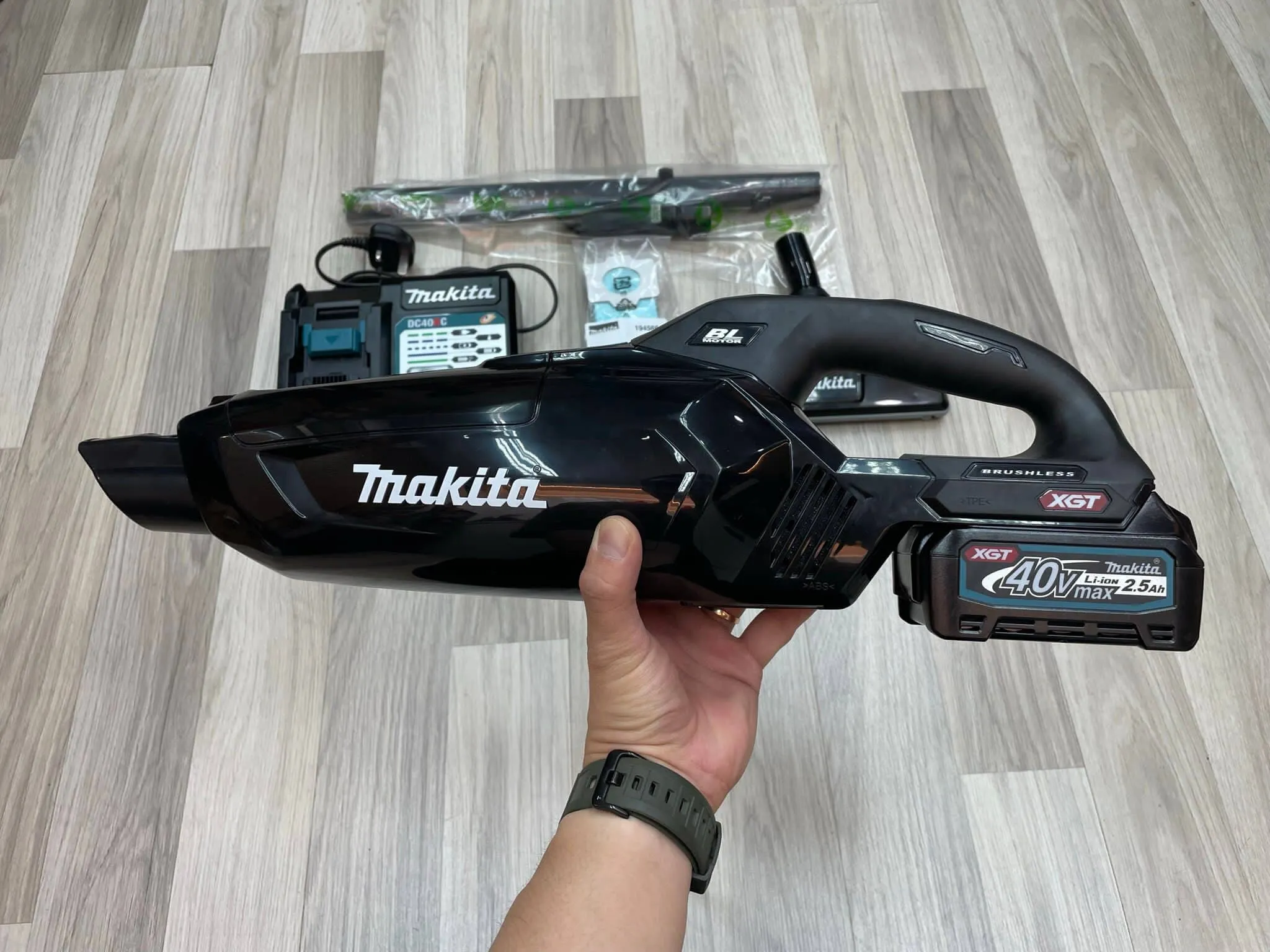 MAKITA CL002G 125W Cordless Cleaner With Fast Charger (DC40RC), 2.5Ah Battery (BL4025) | Model: M-CL002GD11