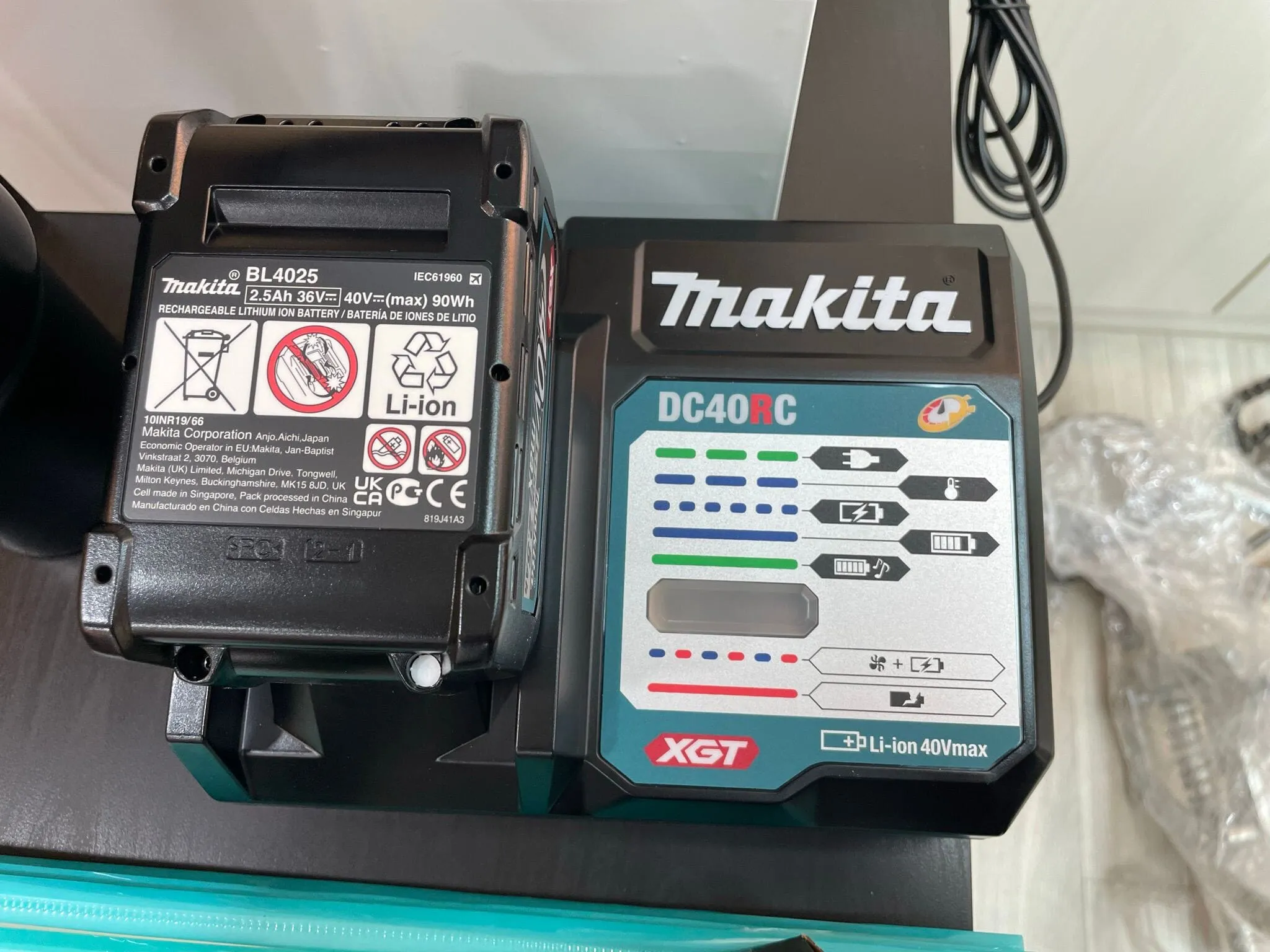 MAKITA CL002G 125W Cordless Cleaner With Fast Charger (DC40RC), 2.5Ah Battery (BL4025) | Model: M-CL002GD11