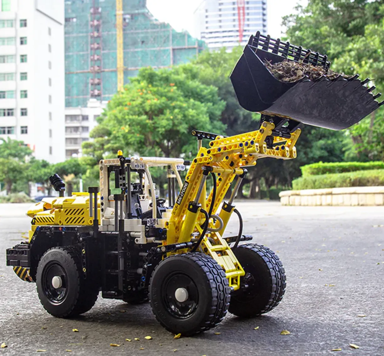 Remote Controlled Liebherr L550 Wheel Loader Brick Set